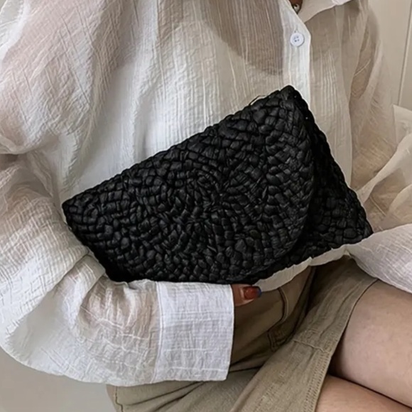 Lulus Handbags - FINAL PRICE ❤️‍🔥 BLACK WOVEN CLUTCH NWOT